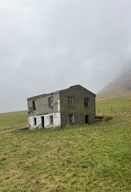 Eyðibýlið Skipalón, í Bakkadal.